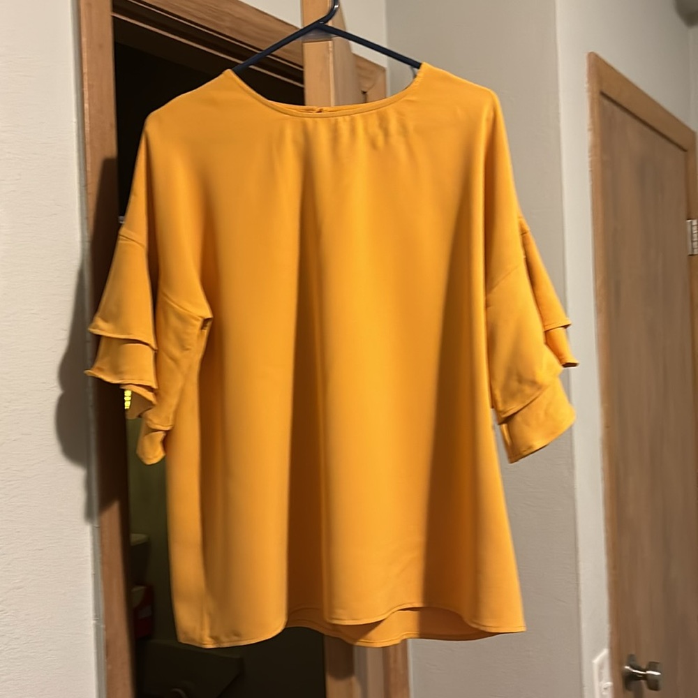 NWOT: Pretty Gold Top